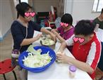 節慶活動-火鍋煮食:學員們分工合作，將要煮食的菜細分、清洗